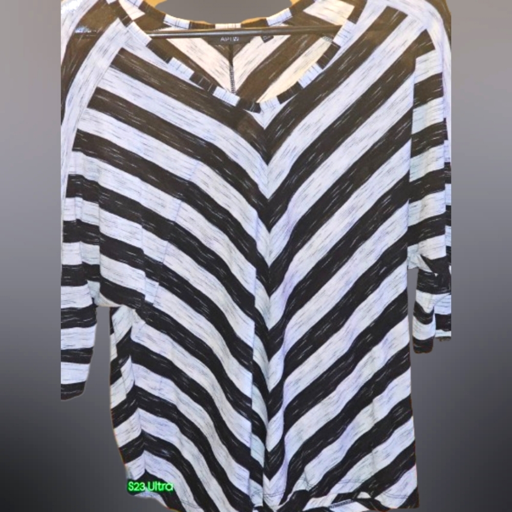Cute 3/4 sleeve Striped Apt 9 sirt Medium